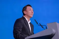 Pemangku Menteri Pengangkutan, Encik Jeffrey Siow, berucap pada majlis pembukaan Minggu Maritim Singapura, yang diadakan di Pusat Konvensyen dan Pameran Suntec, pada 21 April.