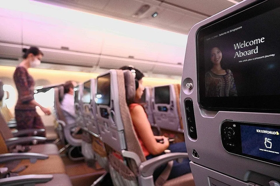 PERLU TANGANI KOS: Penerbangan Singapore Airlines dari Lapangan Antarabangsa Jakarta ke Singapura pada 18 Februari lalu kelihatan mempunyai beberapa kerusi kosong dan tidak penuh. - Foto AFP