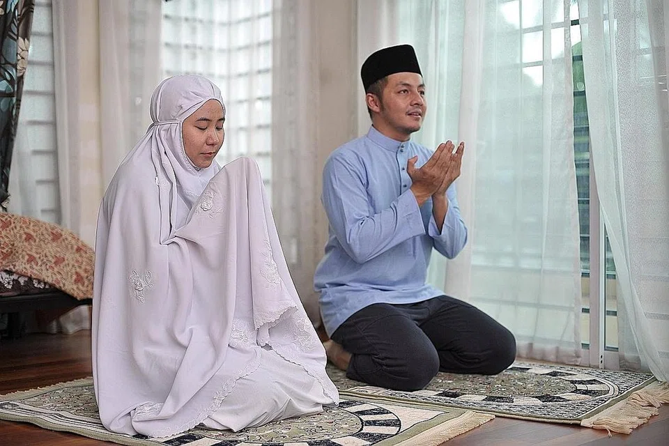 BANYAK BERDOA: Sebagai Muslim kita tidak harus penat atau alpa untuk terus memohon keampunan kepada Allah swt untuk diri dan ahli keluarga daripada azab api neraka, kerana di akhir-akhir Ramadan ini seharusnya kita lebih gigih beribadah dan memohon keampunan-Nya. - Foto ISTOCKPHOTO