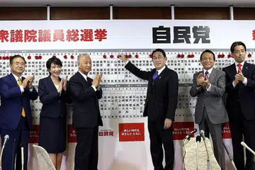 RAI KEMENANGAN: Encik Fumio Kishida (tiga dari kanan) bergambar bersama pemimpin kanan Parti Demokratik Liberal (LDP) dan meletak kuntuman bunga pada nama setiap calon parti itu yang memenangi kerusi parlimen, di ibu pejabat parti di Tokyo kelmarin. - Foto EPA-EFE