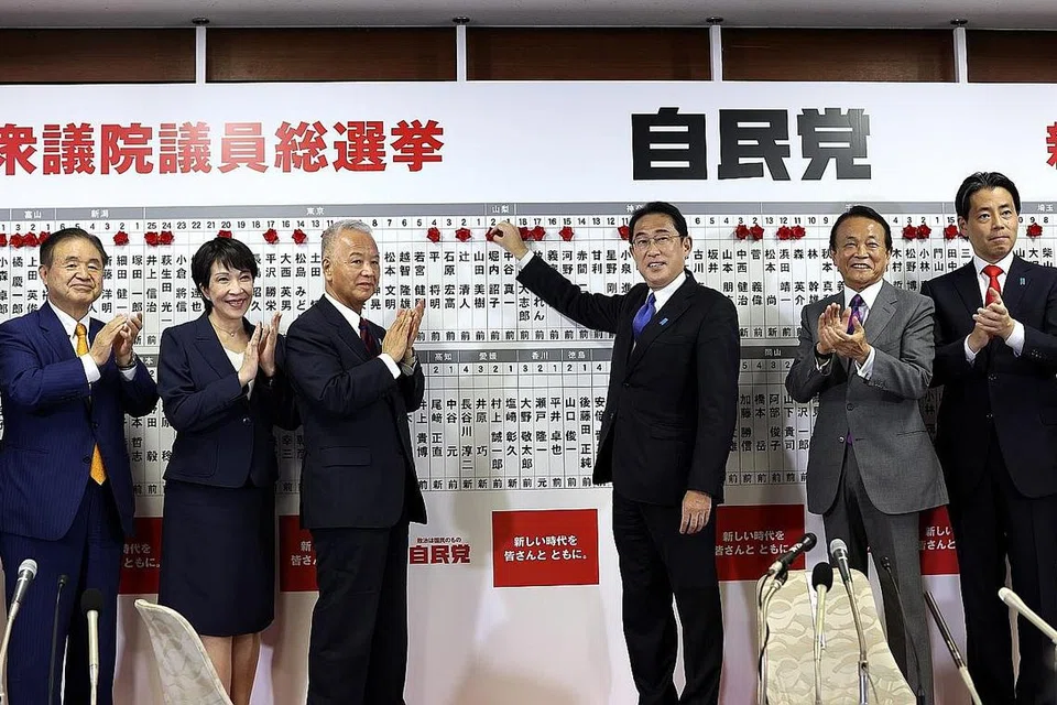 RAI KEMENANGAN: Encik Fumio Kishida (tiga dari kanan) bergambar bersama pemimpin kanan Parti Demokratik Liberal (LDP) dan meletak kuntuman bunga pada nama setiap calon parti itu yang memenangi kerusi parlimen, di ibu pejabat parti di Tokyo kelmarin. - Foto EPA-EFE