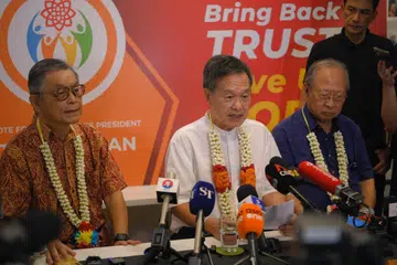 DUDUK BERSAMA: Calon Pilihan Raya Presiden, Encik Tan Kin Lian (tengah) di satu sidang media bersama Encik Tan Jee Say (kiri) dan Dr Tan Cheng Bock (kanan).