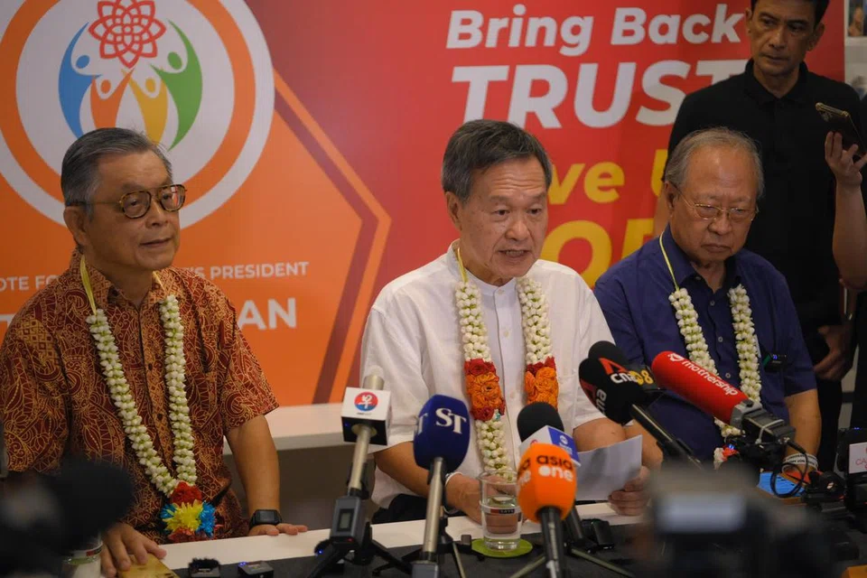 DUDUK BERSAMA: Calon Pilihan Raya Presiden, Encik Tan Kin Lian (tengah) di satu sidang media bersama Encik Tan Jee Say (kiri) dan Dr Tan Cheng Bock (kanan).