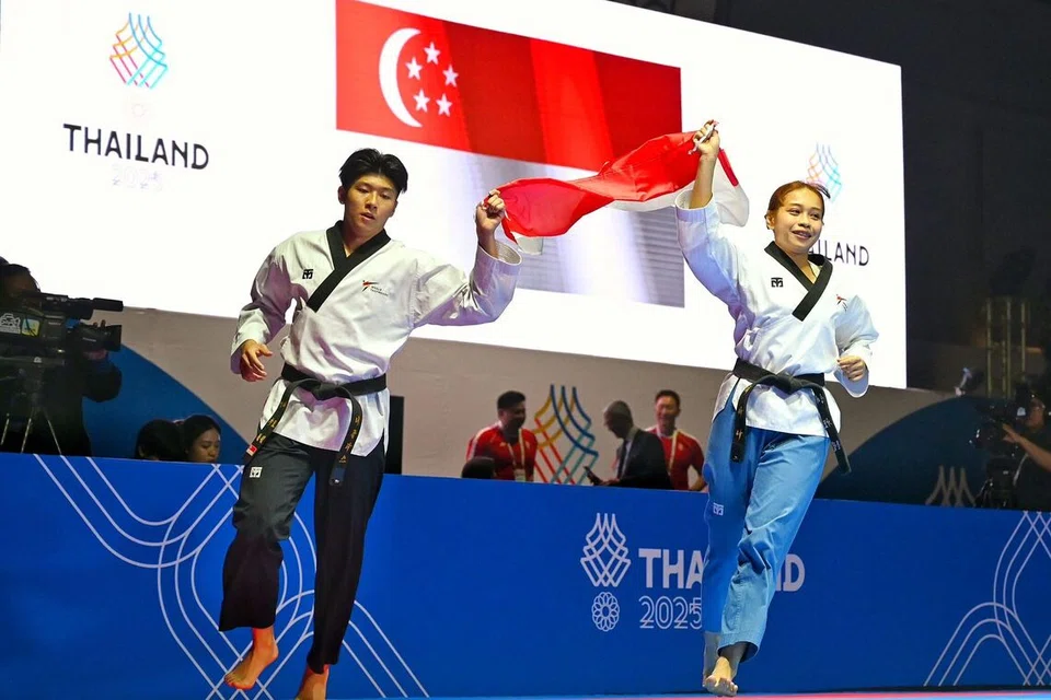 Pasangan regu campuran (seni) taekwondo negara Nicholas Khaw (kiri) dan Diyanah Aqidah (kanan), memenangi pingat emas pertama negara pada Sukan SEA 2025 selepas menewaskan regu campuran dari Vietnam.
