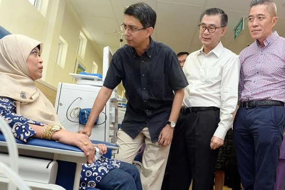 TIDAK PERLU PERGI JAUH: Penduduk Sembawang, Cik Intan (duduk), dahulu terpaksa pergi ke pusat dialisis di Tampines sebelum pusat baru di Yishun dibuka. Beliau bersama (berdiri dari kiri) Dr Faishal, Encik Koh dan CEO NKF Encik Edmund Kwok. - Foto TAUFIK A. KADER