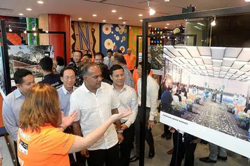 KELAB BARU: Encik K. Shanmugam (depan kanan) bersama Setiausaha Parlimen Ehwal Dalam Negeri, Encik Amrin Amin (belakang kiri), dan Menteri Negara Kanan (Ehwal Dalam Negeri merangkap Pembangunan Negara), Encik Desmond Lee (belakang kanan), diajak melihat gambaran artis bagi konsep dan reka bentuk tiga kelab baru yang diumumkan beliau semalam semasa majlis pelancaran rasmi Kelab HomeTeamNS di Hab Tampines. - Foto JOHARI RAHMAT