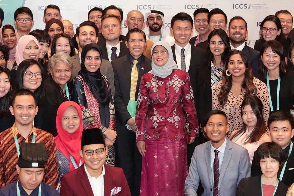 PERBINCANGAN BERSAMA: Presiden Halimah Yacob semalam turut mengadakan satu sesi perbincangan bersama peserta Program Pemimpin Muda yang diadakan menjelang Persidangan Antarabangsa mengenai Masyarakat Bersatu Padu (ICCS). Turut hadir di sesi itu ialah Menteri Negara Kanan (Pertahanan merangkap Ehwal Luar) Dr Mohamad Maliki Osman, dan Setiausaha Parlimen Kanan (Kebudayaan, Masyarakat dan Belia merangkap Pengangkutan) Encik Baey Yam Keng. - Foto BH oleh KELVIN CHNG