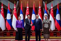 Perdana Menteri, Encik Lawrence Wong (dua dari kiri), bertemu dengan Perdana Menteri Laos, Dr Sonexay Siphandone (dua dari kanan), di Vientiane pada 11 Oktober bersama pasangan masing-masing.