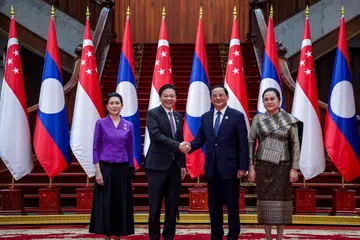 Perdana Menteri, Encik Lawrence Wong (dua dari kiri), bertemu dengan Perdana Menteri Laos, Dr Sonexay Siphandone (dua dari kanan), di Vientiane pada 11 Oktober bersama pasangan masing-masing.