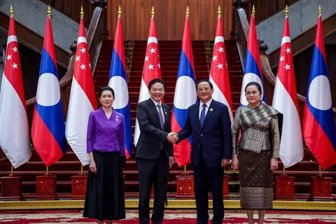 Perdana Menteri, Encik Lawrence Wong (dua dari kiri), bertemu dengan Perdana Menteri Laos, Dr Sonexay Siphandone (dua dari kanan), di Vientiane pada 11 Oktober bersama pasangan masing-masing.