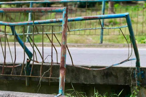 Jambatan berkembar di Kampung Sri Muar, Kulai, yang sudah rosak.