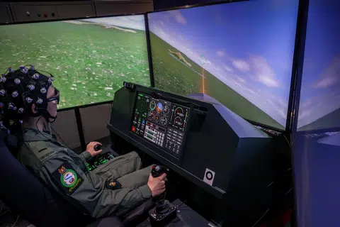 TEKNOLOGI SIMULASI: Seorang  juruterbang pelatih RSAF kelihatan sedang menyerang dan menembak kapal terbang musuh dalam skrin menerusi sistem simulasi Projek SOAR yang berbentuk persis kokpit jet pejuang.