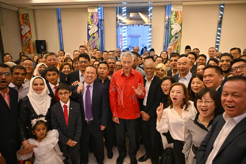 JAMUAN BERSAMA RAKYAT: (tengah, kemeja merah) Perdana Menteri, Encik Lee Hsien Loong, dan (sebelah Encik Lee) Menteri Bertanggungjawab bagi Ehwal Masyarakat Islam, Encik Masagos Zulkifli Masagos Mohamad, bertemu dengan warga Singapura yang menetap di Saudi dalam satu majlis jamuan di Kedutaan Riyadh.