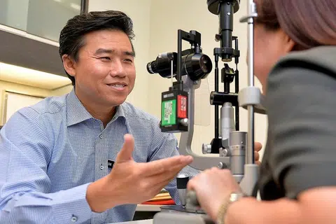 TERIMA ANUGERAH: Dr Rosman berkata anugerah yang diterimanya memberi galakan kepadanya untuk meneruskan usaha mengajar serta melakukan kerja kemasyarakatan selain menjalankan kerja klinikalnya. - Foto BH oleh M.O. SALLEH