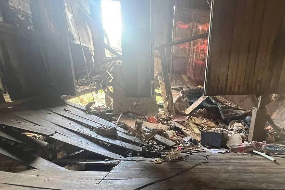 Bahagian ruang tamu dan bilik rumah Cik Jalina Abdullah runtuh akibat banjir di Kampung Shukor, Hulu Dungun, Terengganu.