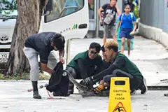 Empat pekerja kontraktor NParks berjaya menangkap seekor ular sawa dipercayai seberat 10 kilogram dari longkang di Lorong 1 Toa Payoh sekitar 2.10 petang pada 6 Mei.