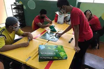 ISI MASA TERLUANG: Penghuni Rumah Kebajikan Muhammadiyah (RKM) memenuhi masa lapang dengan pelbagai permainan sesuai dengan langkah mematuhi langkah pemutus rantaian jangkitan (CB). - Foto RKM