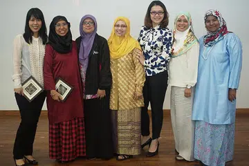 KARYAWAN PELBAGAI BIDANG DAN KEPAKARAN: Lembaga Pengarah Persatuan Pemudi Islam Singapura (PPIS) ke-45, (dari kiri) Cik Suree Rohan, Cik Siti Habibah Siraj, Cik Rahayu Mohamad, Cik Sapiah Molla, Cik Hazlina Abdul Halim, Cik Salina Samion dan Cik Masmunah Abdullah. Tiada dalam gambar ialah Cik Yasmin Lum, Cik Nadia Yeo dan Cik Jummaida Rusdon. - Foto PPIS
