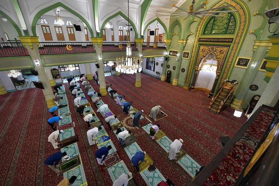 LAKSANA SOLAT AIDILADHA: Jemaah menunaikan ibadah solat Aidiladha di Masjid Sultan pagi semalam. - Foto BH oleh NG SOR LUAN