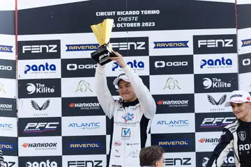 RANGKUL KEMENANGAN: Pemandu kereta lumba remaja Singapura, Christian Ho, meraih kemenangan keduanya dalam kejuaraan Formula Empat Sepanyol 2023 di Valencia pada 15 Oktober.