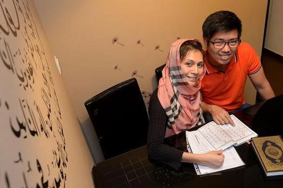 SAMBUT BULAN SUCI: Encik Muhammad Matin Enriquez dan isterinya Cik Norlinda Abdul Razak menyambut Ramadan bersama keluarga secara sederhana setiap tahun. - Foto TUKIMAN WARJI