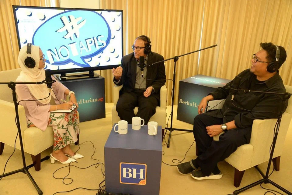 BUAL BERSAMA MENTERI: Encik Iswaran (tengah) menyentuh pelbagai topik, antaranya cara negara ini menangani cabaran koronavirus, dalam sesi podcast #NoTapis bersama hos, koresponden BH/BM Shahida Sarhid, dan selebriti Suhaimi Yusof. - Foto BM oleh FAKHRURADZI ISMAIL