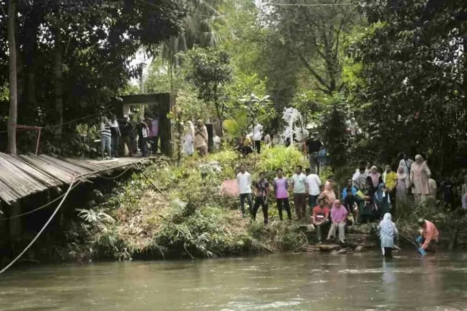 Malaysia, titi, majlis perkahwinan, roboh, Kuala Krai, wedding, guests, bridge