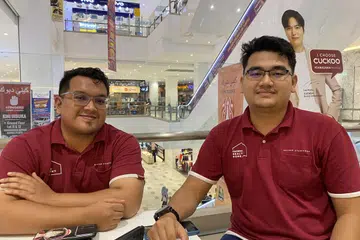 BERBEZA PILIHAN: Encik Kamarul Hakimi Abdullah (kiri) lebih berminat memilih BN, manakala rakan sekerjanya, Encik Muhammad Arif Zakwan, lebih condong kepada PAS. 