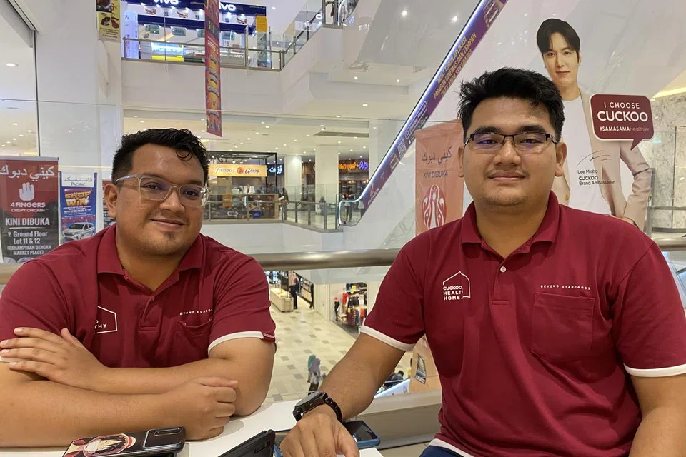 BERBEZA PILIHAN: Encik Kamarul Hakimi Abdullah (kiri) lebih berminat memilih BN, manakala rakan sekerjanya, Encik Muhammad Arif Zakwan, lebih condong kepada PAS. 