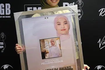 TERHARU DENGAN REZEKI: Nabila Razali meraih kejayaan kerana lagu 'Peluang Kedua' berjaya meraih 2x Anugerah Platinum hasil pendapatan melebihi RM400,000 ($129,728) di semua platform penstriman dan YouTube. - Foto INSTAGRAM NABILA RAZALI
