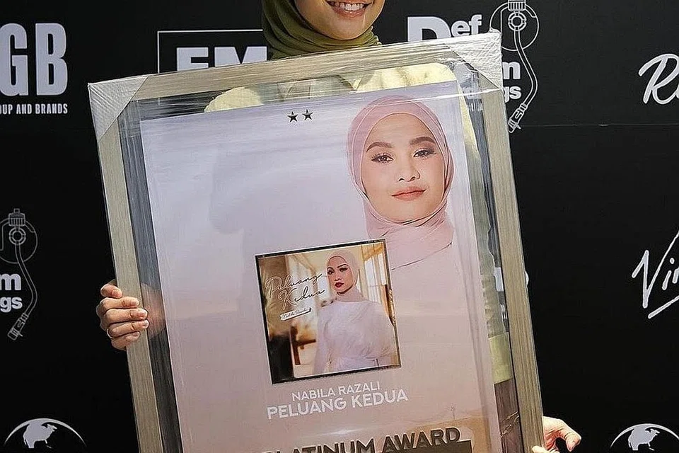 TERHARU DENGAN REZEKI: Nabila Razali meraih kejayaan kerana lagu 'Peluang Kedua' berjaya meraih 2x Anugerah Platinum hasil pendapatan melebihi RM400,000 ($129,728) di semua platform penstriman dan YouTube. - Foto INSTAGRAM NABILA RAZALI
