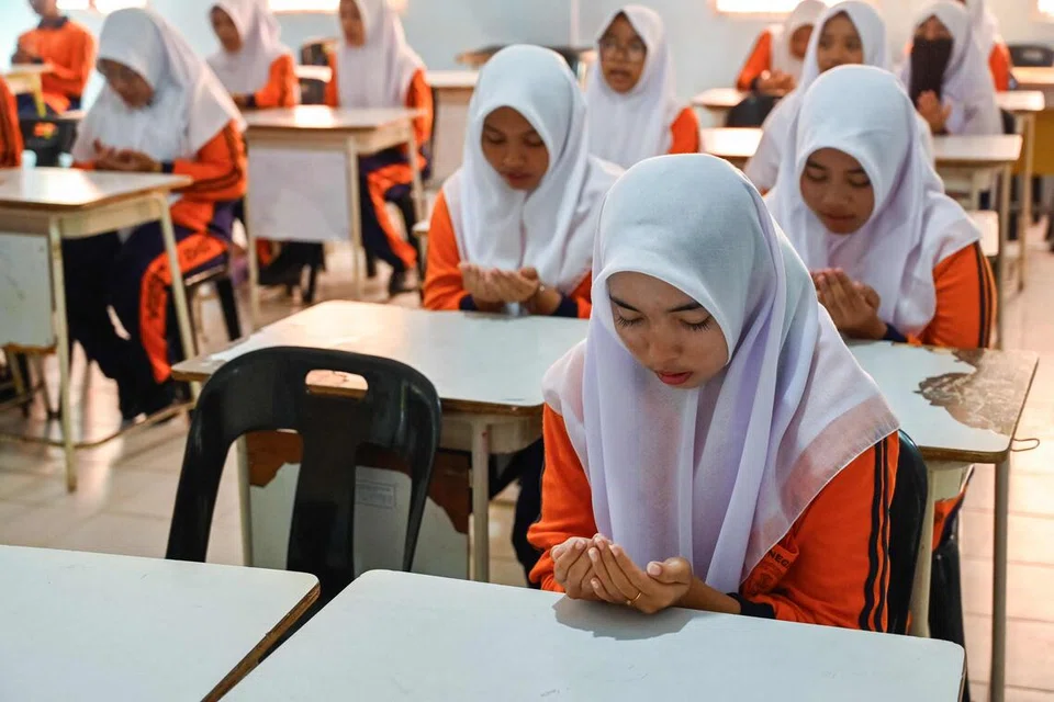Langkah mewajibkan bahasa Inggeris di sekolah rendah menandakan usaha serius pemerintah meningkatkan kecekapan bahasa asing dan mempersiapkan pelajar menghadapi persaingan sejagat. Namun, memperkenalkan bahasa Portugis sebagai ‘bahasa asing prioriti’ mencetuskan perdebatan.