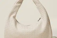 BEG SANTAI: Beg Luka Woven Slouchy ini mirip dengan reka bentuk jalinan yang terkenal dengan jenama Bottega Veneta. 