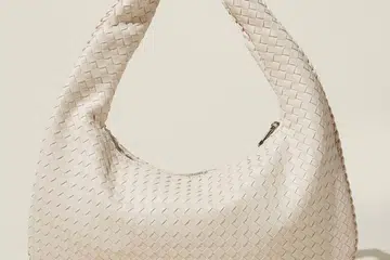 BEG SANTAI: Beg Luka Woven Slouchy ini mirip dengan reka bentuk jalinan yang terkenal dengan jenama Bottega Veneta. 
