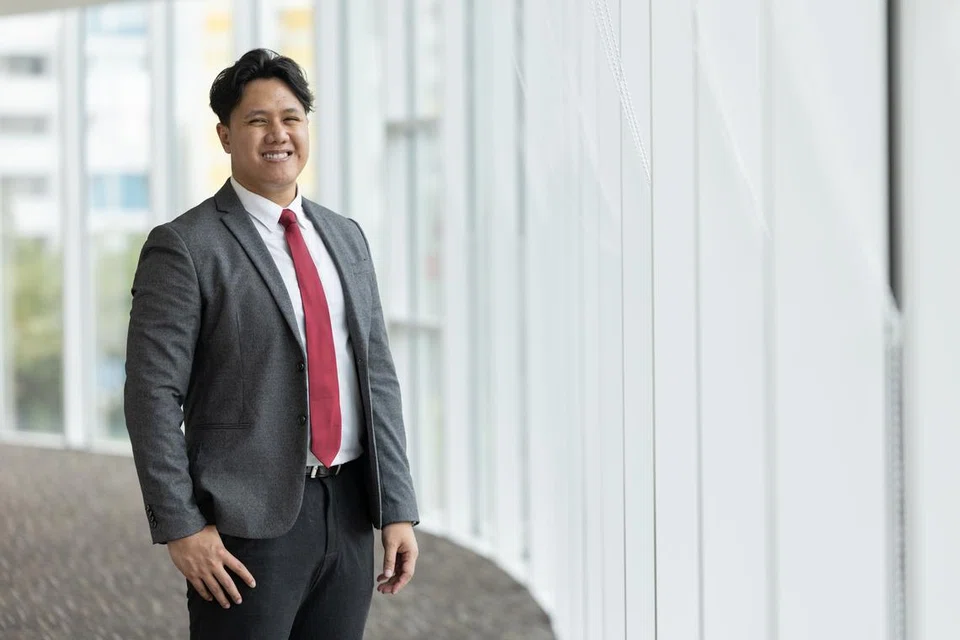 Encik Muhammad Haziq Azli, 31 tahun, adalah antara 749 lulusan bagi kohort kelima program Diploma Bekerja dan Belajar (WSDip) Institut Pendidikan Teknikal (ITE) 2024. Beliau mengikuti WSDip di Institut Pendidikan Teknikal (ITE) Kolej Barat dalam Elektronik Gunaan dan Kecerdasan Buatan (AI).