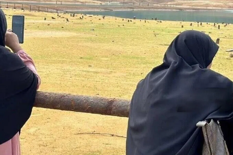 Empangan Pedu di Kedah yang semakin surut akibat cuaca panas melampau membolehkan waris menziarahi kubur lama nenek moyang mereka yang ‘timbul’ apabila air empangan itu menyusut.