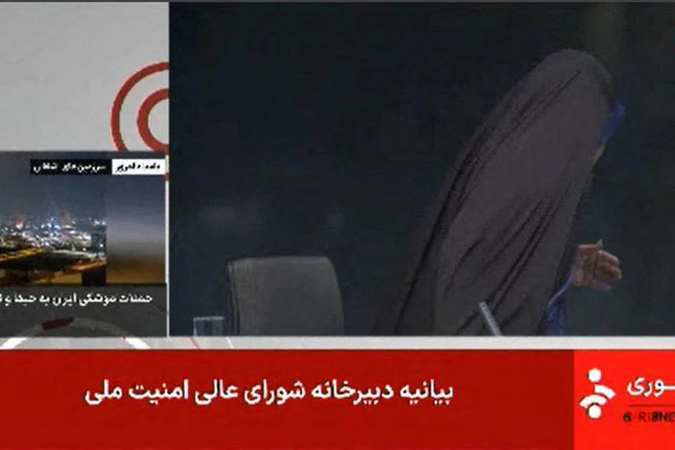 Imej yang diambil daripada rakaman siaran saluran berita Iran, IRINN pada 16 Jun 2025, menunjukkan penyampai berita tergesa-gesa meninggalkan bilik yang dipenuhi asap selepas kedengaran letupan kuat ketika siaran langsung. Bangunan milik perbadanan Penyiaran Republik Islam Iran (IRIB) itu dilaporkan terkena serangan Israel pada hari yang sama, menyebabkan siaran langsung terputus serta-merta.