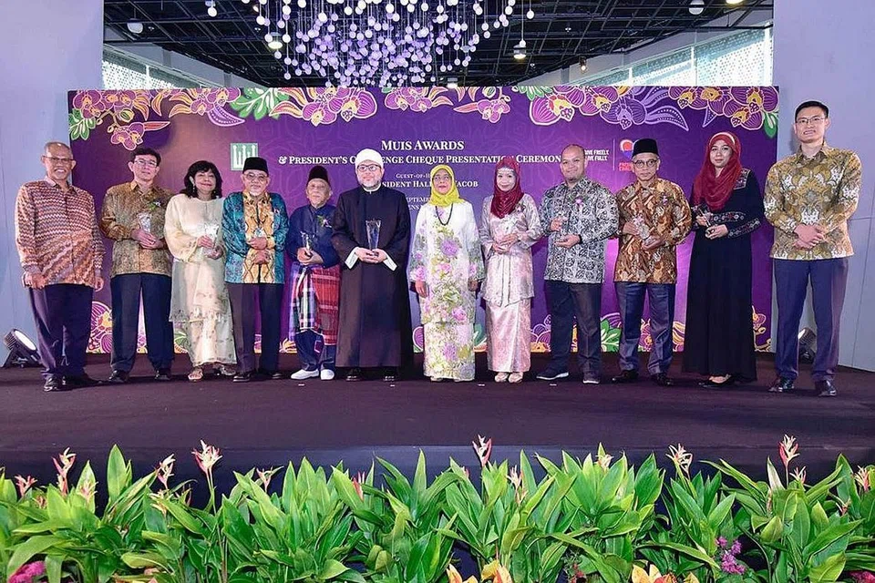 TERBAIK: (Dari kiri) Encik Masagos Zulkifli Masagos Mohamad, Encik Muhammad Hidhir Abdul Majid, Cik Hamidah Ibrahim, Ustaz Mohamad H. Rais, Encik Mohamed Rashid Shariff, Ustaz Mohamad Hasbi Hassan, Presiden Halimah Yacob, Cik Norain Mohd Noor, Encik Muhammad Effendy Ibrahim, Encik Mustapha Kamal Osman, wakil Dr Bibi Jan Mohd Ayyub dan Encik Esa Masood. - Foto MUIS