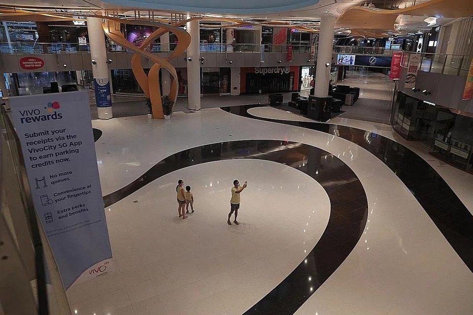 DITUTUP: Banyak kedai seperti di Vivocity ini terpaksa ditutup ekoran langkah 'pemutus litar' untuk membendung wabak Covid-19. Undang-undang yang diluluskan semalam antara lain memberi perlindungan sementara kepada firma yang menghadapi masalah memenuhi kontrak perniagaan. - Foto BH oleh JASON QUAH