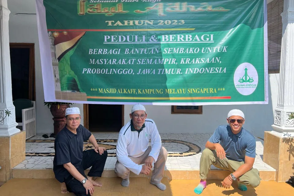 IBADAH KORBAN DI LUAR NEGARA: Masjid Alkaff Kampung Melayu diwakili (dari kiri) Ketua Jabatan (Penglibatan dan Jangkauan), Ustaz Md Noor Samat; Pengerusi, Encik Faizul Othman; dan Pegawai Pembangunan Belia, Ustaz Irwan Saian; telah pergi ke Probolinggo, Surabaya, Indonesia, untuk melaksanakan upacara ibadah korban pada 30 Jun hingga 2 Julai lalu. 