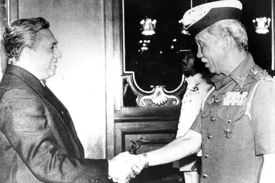 PERSEMBAH TAULIAH: Yang di-Pertuan Agong Sultan Iskandar berjabat tangan dengan Encik Nathan (kiri) selepas beliau mempersembahkan tauliahnya sebagai Pesuruhjaya Tinggi Singapura ke Malaysia dalam upacara di Istana Negara, Kuala Lumpur, pada 1988.