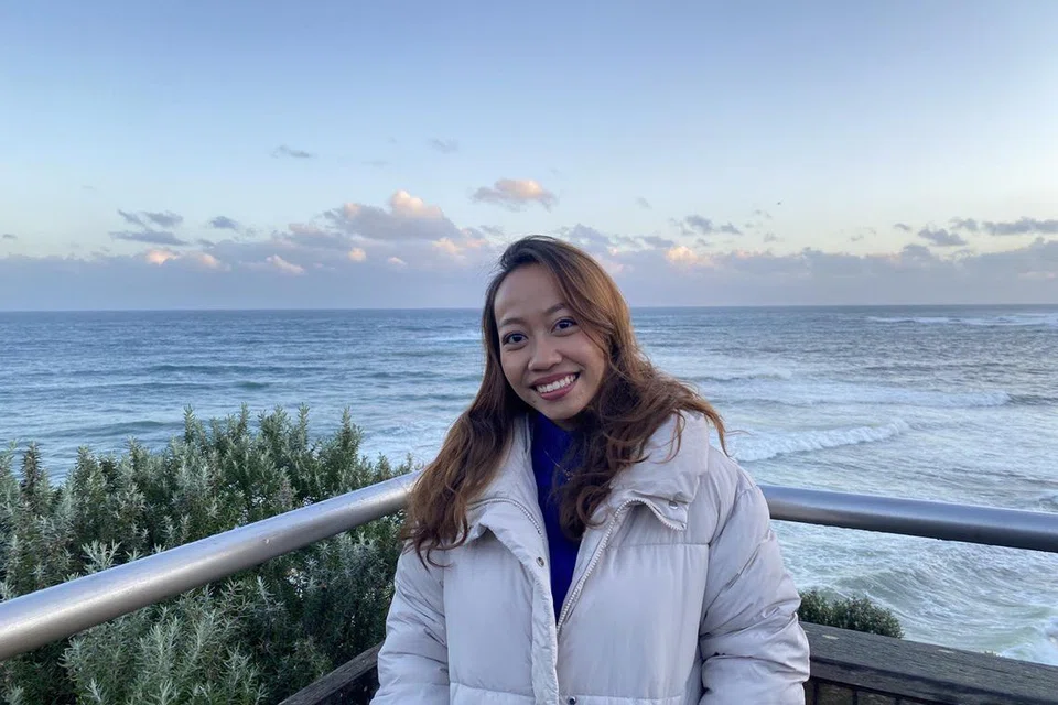 MESRA DOMPET: Cik Nur Syarah Hassan berasakan sudah memadai mengunjungi Melbourne, Australia, bersama keluarga selama seminggu agar tidak perlu berbelanja banyak semasa mengembara.