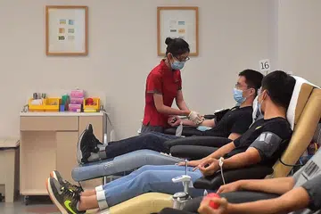 SUMBANGAN TIDAK TERNILAI: Orang ramai menderma darah di Bank Darah, Bloodbank@HSA pada 15 Julai lalu. - Foto BH oleh ALPHONSUS CHERN