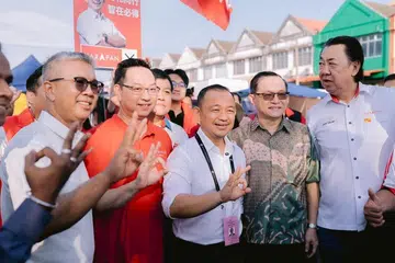 Calon Pakatan Harapan (PH) bagi kerusi Dewan Undangan Negeri (DUN) Puteri Wangsa, Dr Maszlee Malik (tengah).