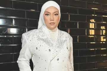 Walaupun sudah berlapang dada menerima takdir ibu dan bapanya kini bahagia dengan haluan masing-masing, Shila bagaimanapun masih terkejut dengan pilihan baru bapanya.