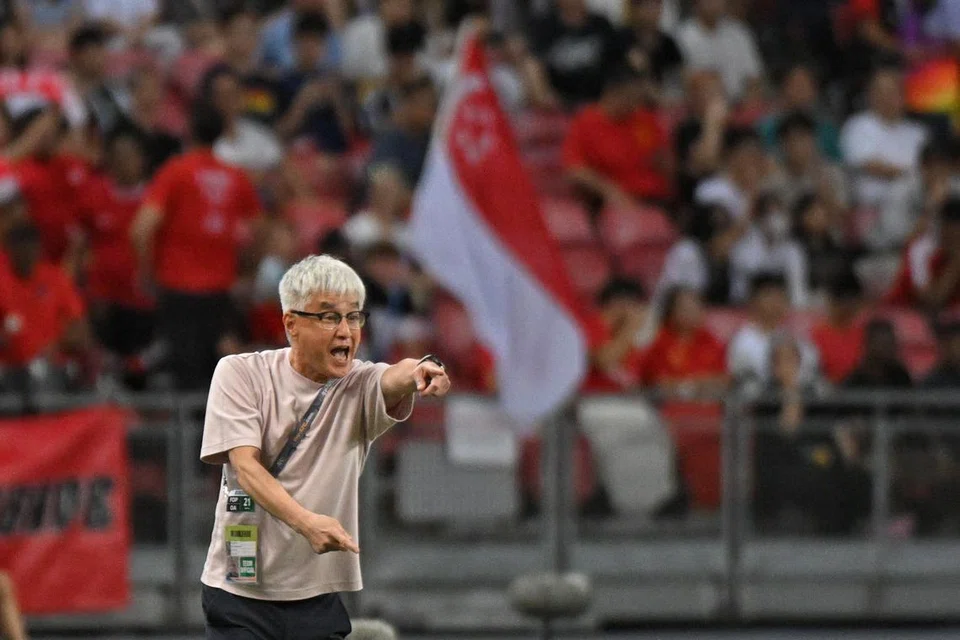 Ketua jurulatih pasukan Singa, Tsutomu Ogura, memberi arahan kepada pemainnya dari tepi padang semasa Singapura lawan China dalam aksi kelayakan Piala Dunia di Stadium Negara pada 21 Mac.