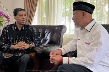 PERLUAS SEPAK TAKRAW: Halim (kiri) bertemu Gabernor Sumatera Barat, Encik Mahyeldi Ansarullah, dalam lawatannya ke sana minggu lalu. - Foto ihsan ABDUL HALIM KADER