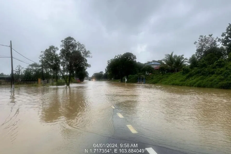 MULA DINAIKI AIR: Air mula naik di kawasan jalan raya di Kota Tinggi ekoran hujan berterusan selama dua hari di situ.