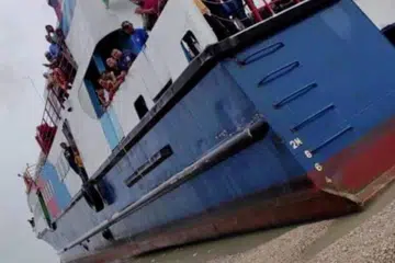 Feri yang membawa 567 penumpang dari Kuala Perlis ke Langkawi yang terkandas akibat ribut sehingga ke beting pasir sebabkan feri itu terkandas.