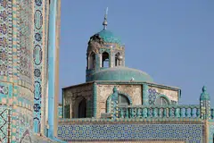 Sebahagian daripada struktur Masjid Biru dilihat mengalami kerosakan kecil selepas gempa bumi yang melanda Mazar-i-Sharif, Afghanistan, pada 5 November 2025. Masjid yang turut dikenali sebagai Makam Hazrat Ali itu merupakan antara tapak keagamaan paling dihormati di Afghanistan.